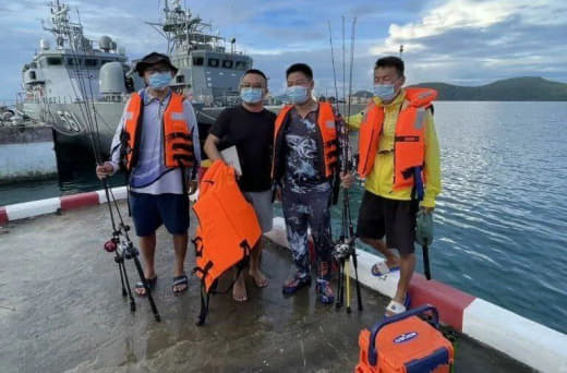 四名中国人在普吉岛捕鱼时，他们的船引擎发生故障，失去联系后获救。