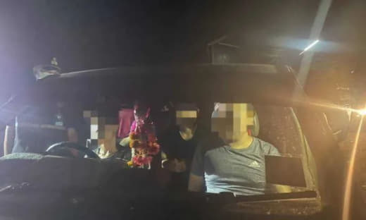 泰国边境清莱安全部门拦获了一辆卡车，车上有3名从老挝偷渡到泰国的中国男...