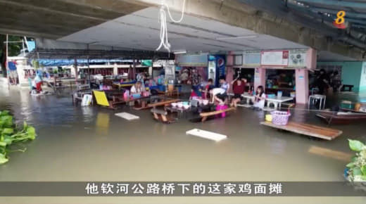 气候变化导致全球多地极端天气频发。而在泰国，一家位于河边的面摊，却因为...