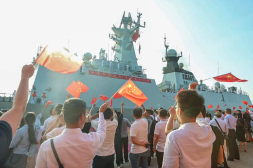 中国海军第44批护航编队抵达缅甸进行友好访问