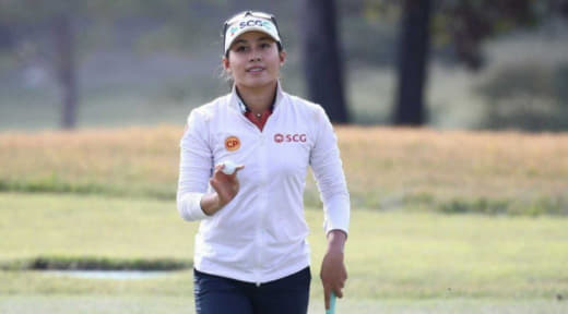 在最新一期世界高尔夫女子排名中，19岁的泰国选手阿塔雅首次登上世界第一...