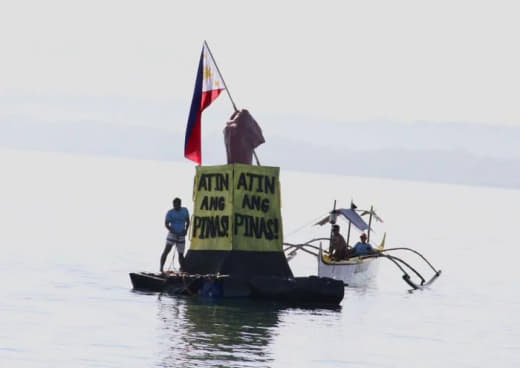 菲渔民在黄岩岛海域放置浮动标语
