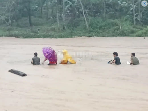 菲律宾南部遭受暴雨多地出现洪水