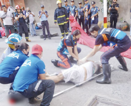在昨天，一名华人男子从马尼拉市敦洛区一栋大厦的五楼跳下，最终不治身亡。
