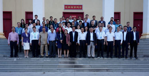 广西经贸代表团于22日下午拜访柬华理事总会，双方就各领域投资合作机遇进...