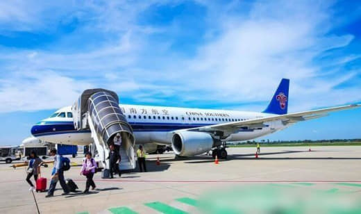 4月29日10时许，一架满载中国游客的空客A321飞机由中国广州飞抵柬...
