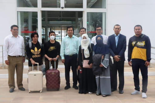 在苏丹留学的6名柬埔寨学生在多方协助下成功撤离，并于4月30日上午安全...