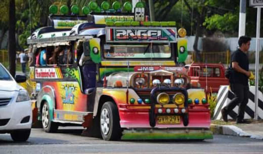 去菲律宾旅游的人往往会被当地走街串巷的吉普尼吸引，这些名为吉普尼的小巴...