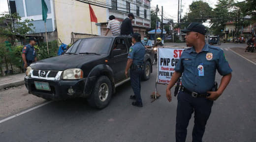 当地时间3月18日，菲律宾国家警察(PNP)总监鲁道夫·阿祖林(Rod...
