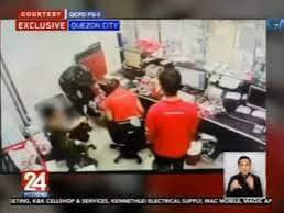 菲律宾警方3月21日逮捕一名涉嫌从苹果商店偷窃数十个蓝牙扬声器的女子。