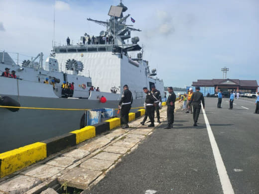 本月11日上午，两艘印度海军军舰安全停靠西哈努克国际港口。