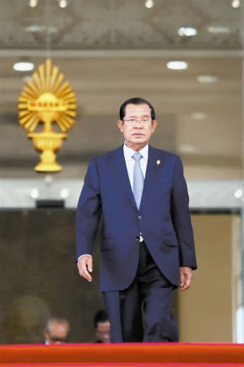执政柬埔寨人民党主席洪森总理表示，由于反对派领袖的愚蠢和缺乏知识，许多...
