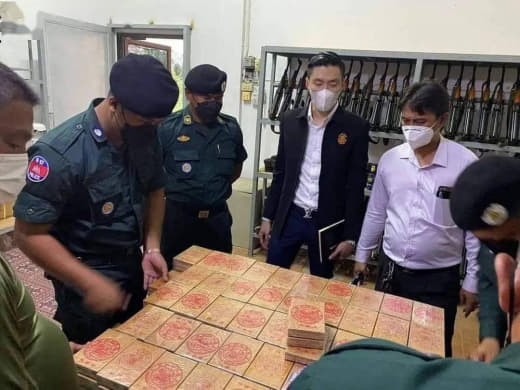 据柬媒消息称，3月29日上午，柬埔寨上丁省警察局与缉毒局警方合作展开调...