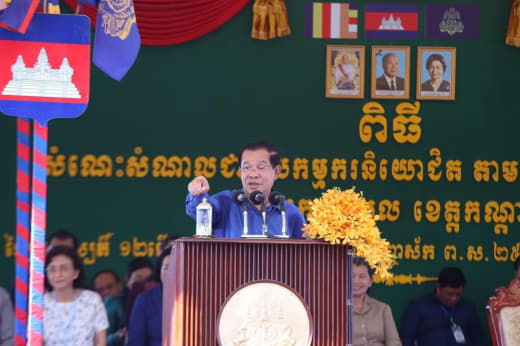 29日上午，洪森总理在发表公开讲话时赞誉柬埔寨华社侨领许贞木勋爵是其恩...