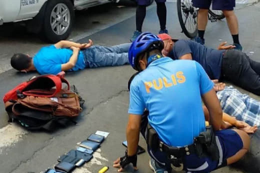 当地时间3月31日，菲律宾马尼拉市警察在街头逮捕五名涉及盗窃活动的男子...