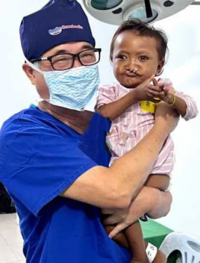 基金会在柬埔寨暹粒省的第四军区医院组织了大规模的免费颚唇裂以及面部缺陷...