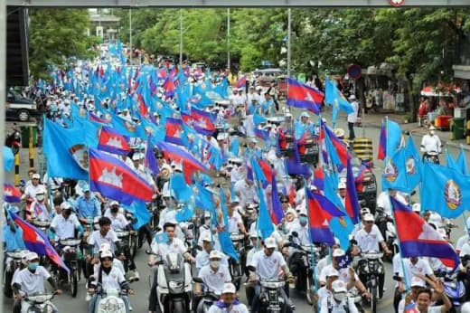 柬埔寨人民党近20万名党员上街游行。