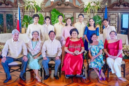 当地时间7月2日，菲律宾总统小费迪南德·马科斯周日祝愿他的母亲、前第一...