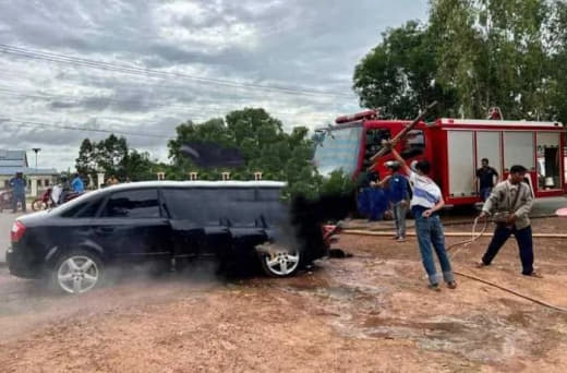 据柬媒消息，7月3日上午9时30分，暹粒省6号公路一辆奥迪汽车自燃，所...