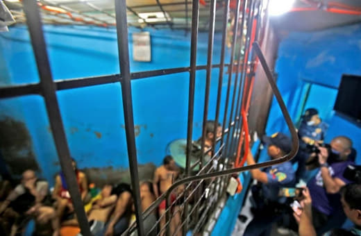 近日，十名因各种罪行而被拘留的人从帕赛市(Pasay)警察局的拘留设施...