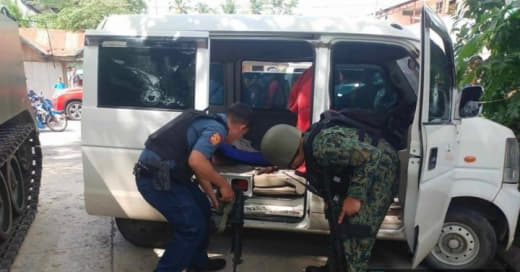 菲律宾军警设立检查站从面包车内查获高火力武器
