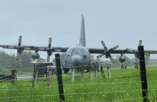 菲空军C130飞机发生跑道意外起落架陷入泥泞草地