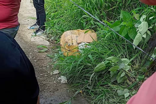菲律宾宿务市(Cebu)Tisa社区的居民震惊地发现一具女性尸体被塞进...