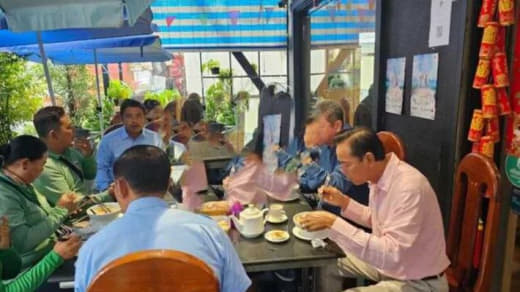 据柬媒消息，7月21日上午，西港省长郭宗仁在脸书晒出和环卫工人一起吃早...