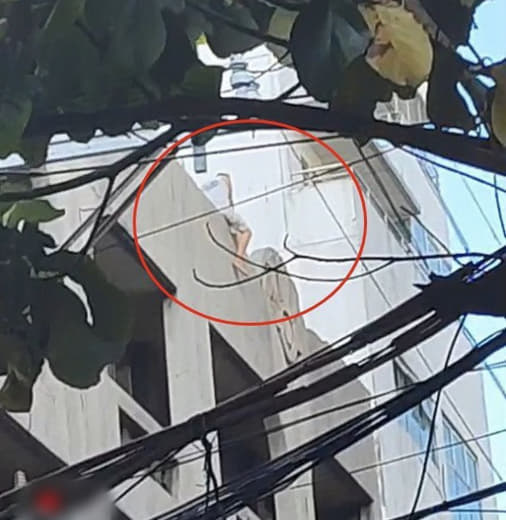 当地时间4月20日早晨，一名男子在马尼拉市敦洛区(Tondo)从屋顶跳...