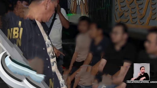 菲律宾国调局周六突袭帕赛市(Pasay)一家酒吧，该酒吧被人举报向顾客...