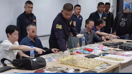 泰国头条新闻社讯4月25日，据泰媒报道，泰国警方成功抓捕一伙卖假黄金的...