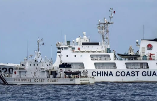 据法新社4月27日报导：一艘中国海警船在南海争议海域阻拦一艘菲律宾海警...