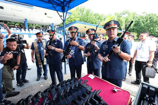 当地时间7月26日，菲律宾国家警察展示采购的价值超过5.71亿披索资产...