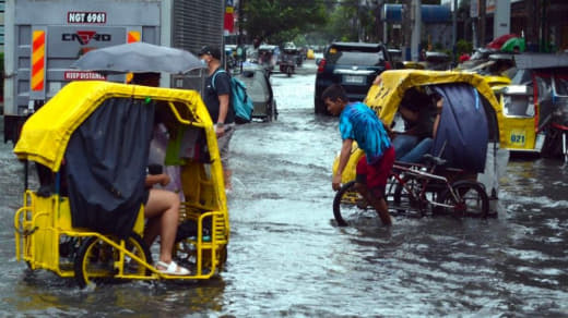 过去几日的连续强降雨后，首都区多地出现大范围淹水，而传染病专家警告公众...