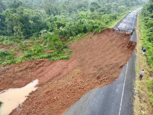 据柬媒消息，8月1日，蒙多基里省政府发布通告，76号公路一段10米长的...