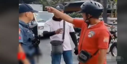 马尼拉警区的一名成员在涉嫌殴打一名逮捕他的交通执法人员后被当局逮捕。