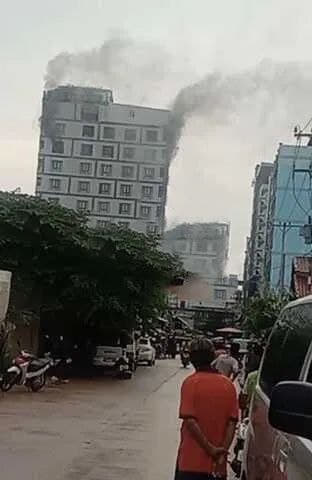 据柬媒消息，8月3日下午5点40分，卜迭棉芷省波贝市一家国际酒店失火，...