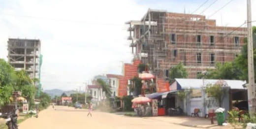 据柬媒近日报道，贡布省国土规划和建设局副局长沈速杰称，尽管仍然面临新冠...