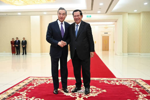 洪森总理在总理府和平大厦会见来访的中共中央政治局委员、外交部长王毅。