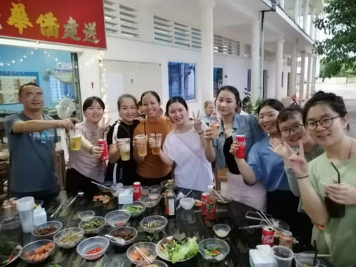 为欢迎6名中国援柬中文老师的到来，三州府新民学校上星期日晚间特设烤肉宴...