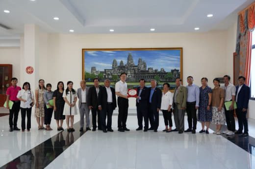 本月14日上午，暨南大学华文学院代表团一行6人拜访柬华理事总会，双方就...