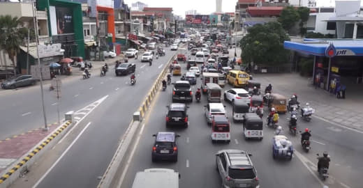 交通事故仍是柬埔寨社会的一个大问题，目前只有95%的金边市民佩戴头盔，...