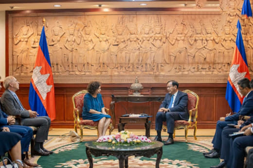 柬埔寨副总理兼外交部长巴速坤16日向即将离任的欧盟驻柬大使Carmen...