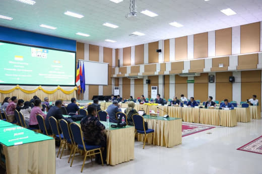 本月16日上午，柬埔寨与印度尼西亚召开商务会议，印方将从柬埔寨购买大米...