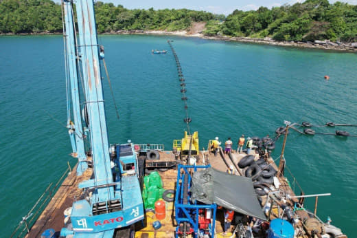 西哈努克省政府8月16日对外发布公告，禁止所有船只在海底输电网范围内捕...