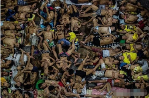 菲律宾监狱：20人牢房挤上200名犯人,挑战人类生存密度极限