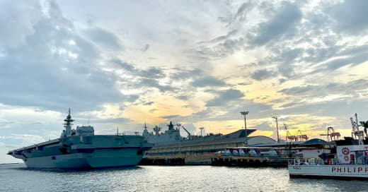 日本海上自卫队公开了准航母“出云”号停靠菲律宾首都马尼拉的画面，并称该...