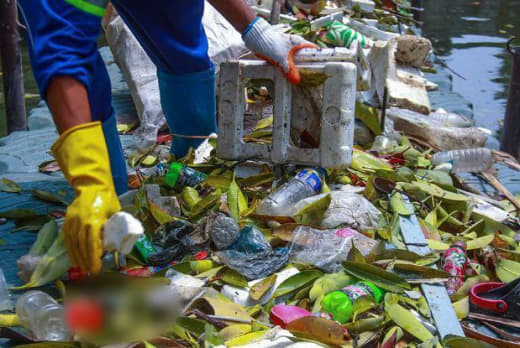 环境部长尤洛—罗伊扎加昨天表示，菲律宾并没有在反对一次性塑胶的战争中取...