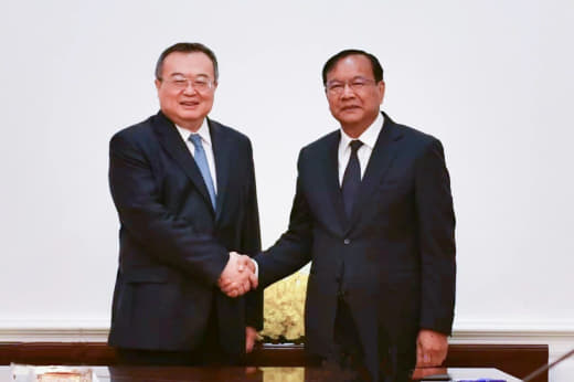 9月4日，柬埔寨人民党中央外委会主席巴速坤同来访的中共中央对外联络部部...