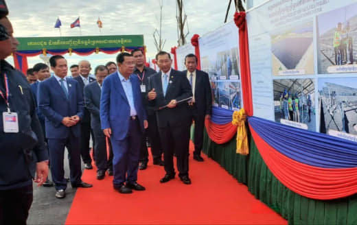 6月19日上午，柬埔寨总理洪森出席主持金边水净华区巴肯自来水处理厂正式...